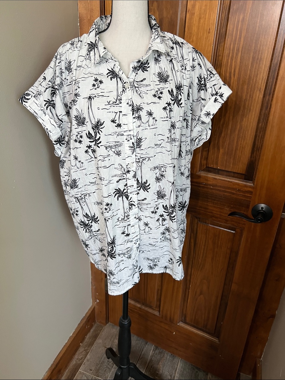 a.n.a White Short-Sleeve Button-Down Shirt with Black Tropical Print